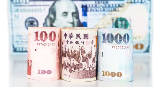 〈台幣〉買賣匯雙方廝殺 驚險翻升收31.519元。(圖：Shutterstock)