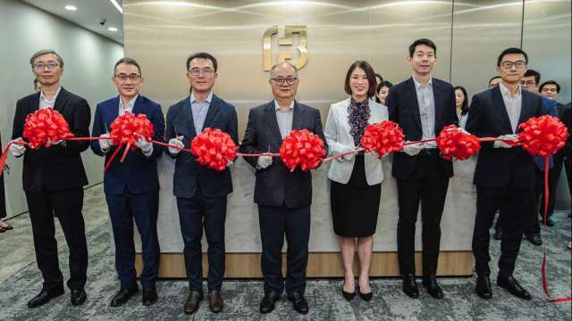 台北富邦銀行新加坡分行喬遷至新加坡第一高樓「國浩大廈」，北富銀副董事長韓蔚廷(中)、總經理郭倍廷(左三)親臨剪綵。(圖：北富銀提供)