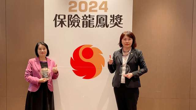 兆豐金控副總丁涵茵(右)及兆豐保險副總王靜蘭(左)共同出席2024保險龍鳳獎。（圖:兆豐金控提供）