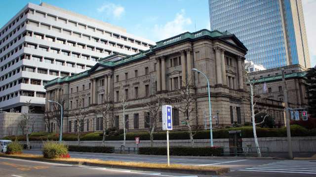 日本銀行（央行）正考慮做出重大政策調整，放棄長期實行的殖利率曲線控制政策（YCC）。（圖：Shutterstock）