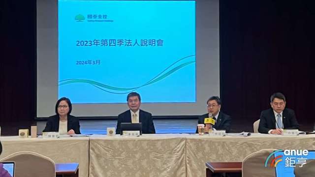 國泰金總經理李長庚(左2)、國泰人壽執行副總林昭廷(右2)。(鉅亨網記者陳于晴攝)