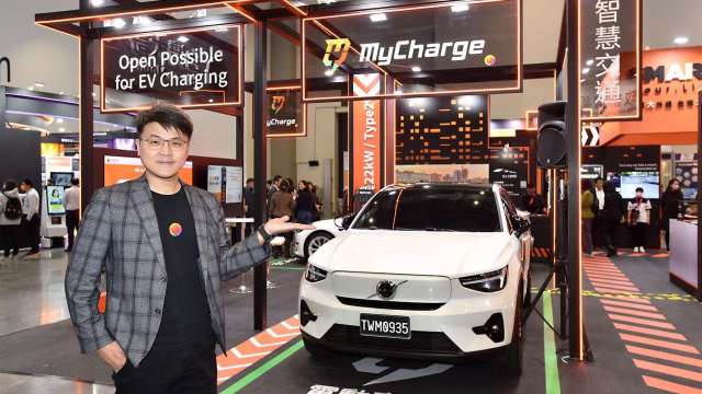 台灣大個人用戶事業商務長林東閔介紹充電營運服務「MyCharge」。(圖:台灣大提供)