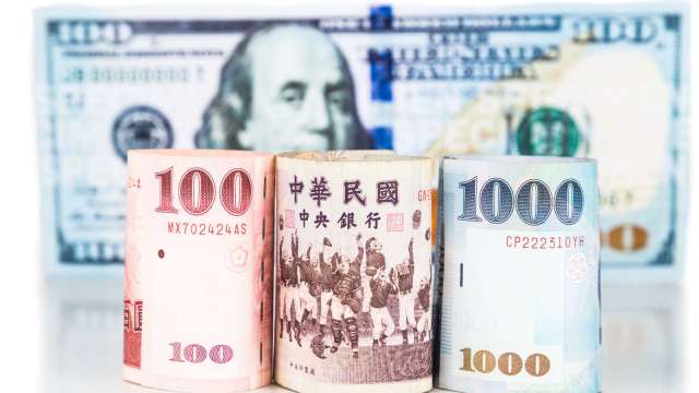 〈台幣〉股匯上沖下洗 升轉貶收31.896元。(圖：Shutterstock)