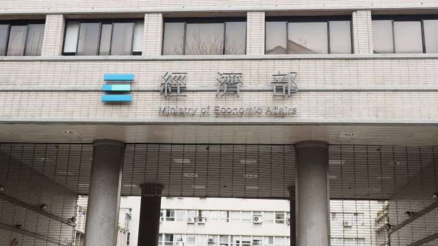 3 月工業生產指數92.76年增3.99%  資訊電子業結束連6黑首度翻紅 (鉅亨網記者張韶雯攝)