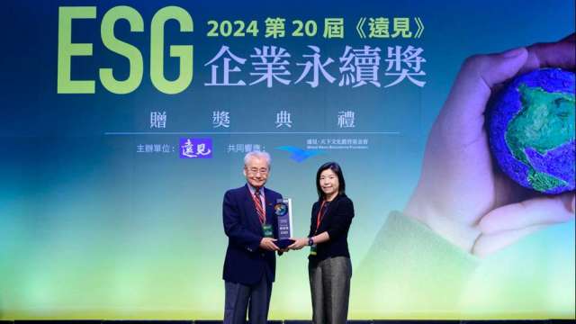 富邦金控第五度且連續三年榮獲遠見ESG企業永續獎「綜合績效-金融保險業楷模獎」，由前行政院長毛治國(圖左)頒獎予富邦金控永續暨品牌公關處處長林茂生。(圖：富邦金提供)