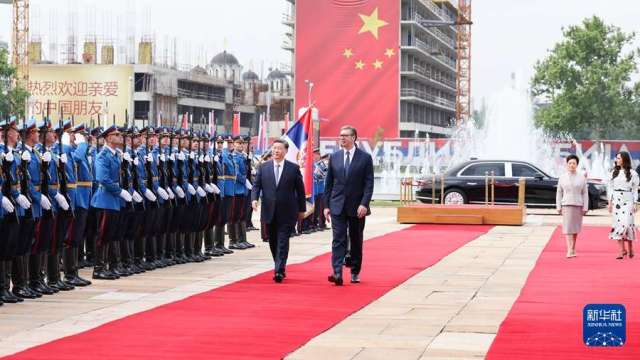 中國國家主席習近平周三在貝爾格勒出席塞爾維亞總統武契奇舉行的盛大歡迎儀式，（圖：新華社）