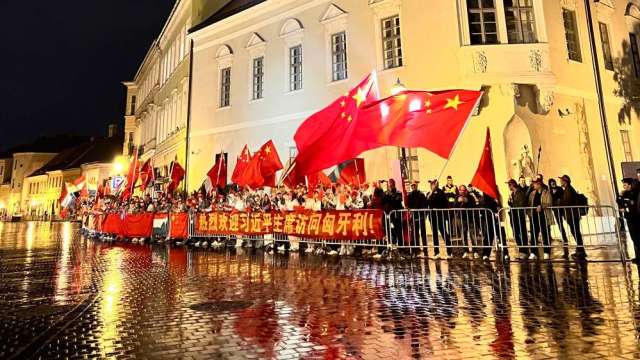 習近平乘車從機場赴下榻飯店途中，數百名當地華人華僑和中國留學生聚集在道路兩旁，揮舞中匈兩國國旗，歡迎習近平到訪。（圖：新華社）