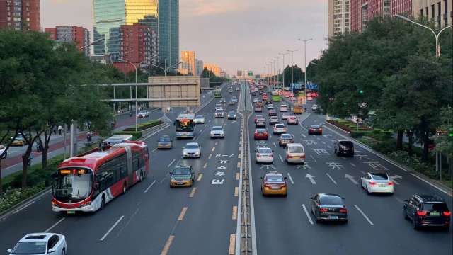 中國4月新能源車增速回落。（圖：央視）