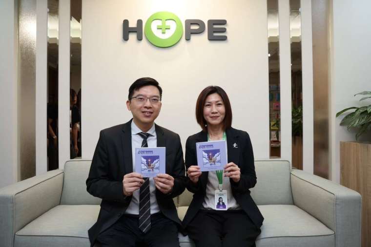 台灣東洋與HOPE合作推出國內第一本膽道癌衛教手冊。左為癌症希望基金會執行長蘇連瓔，右為台灣東洋副總王昱文。(圖：取自台灣東洋臉書)