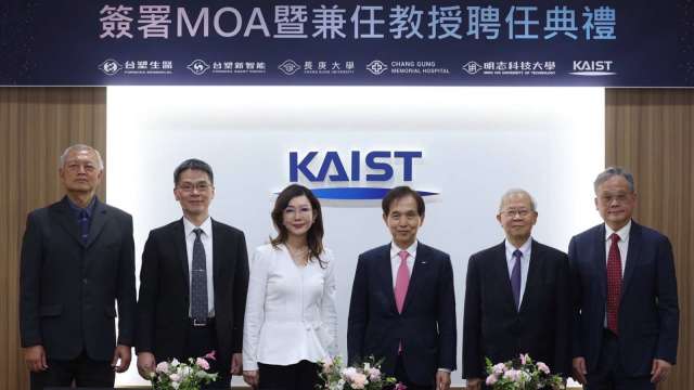 台塑企業與KAIST簽署合作協議。左起為明志科大校長劉祖華、台塑新智能總經理劉慧啓、台塑企業常務委員王瑞瑜、KAIST大學校長李光炯、長庚大學校長湯明哲、長庚大學醫學院長林俊彥。(圖：台塑企業提供)