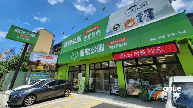 統一與寵物公園門市合作 國民犬食品牌爲浪浪盡點心力。(鉅亨網記者張欽發攝)