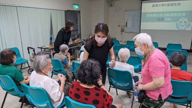 台塩生技同仁與長者互動進行保健知識與體能評估，以行動關懷提升社區長輩保健意識。(圖：臺鹽提供)