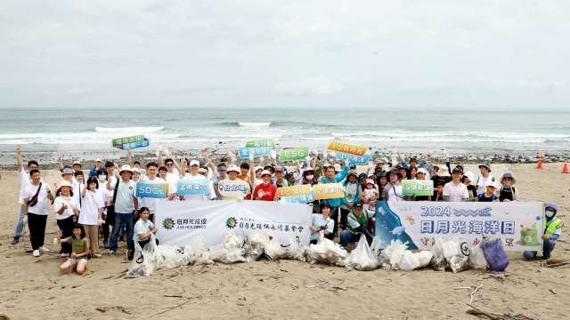 2024日月光海洋日 串聯全臺與22家供應鏈夥伴 1600人守護美麗海岸線。(業者提供)