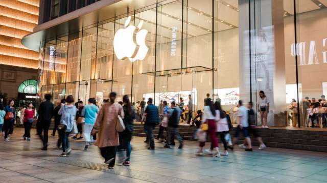 用打折換增速，中國iPhone 15官方全系降至歷史最低價。（圖：Shutterstock）