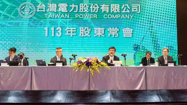 台電2024年股東常會由董事長曾文生 （前排中）主持。(圖：台電提供)