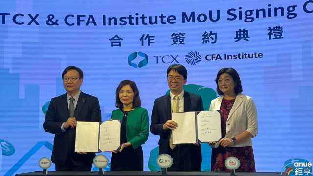 碳交所攜手CFA簽署MOU，共同推動綠色金融人才培育。(鉅亨網記者劉玟妤攝)