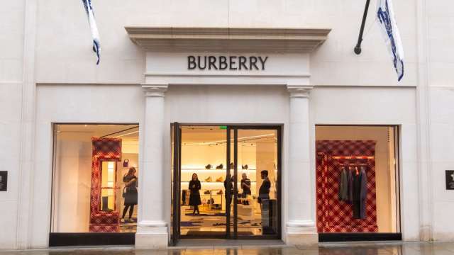 奢侈品巨頭Burberry發布獲利預警、更換執行長 股價大跌16%(圖:shutterstock)