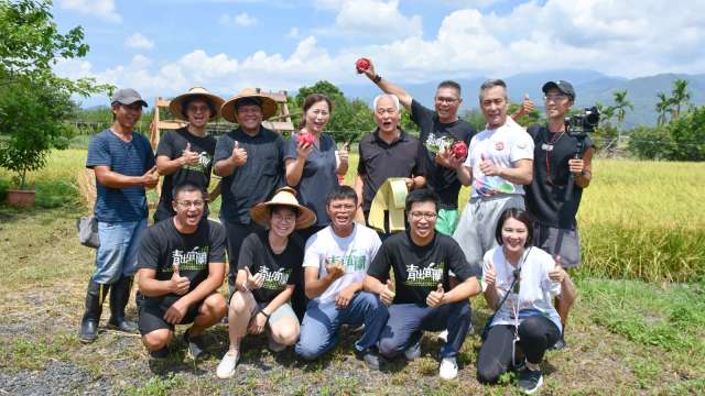 新光保全與青出宜蘭農業運銷合作社攜手舉辦做田呷飯活動。(圖：新保提供)