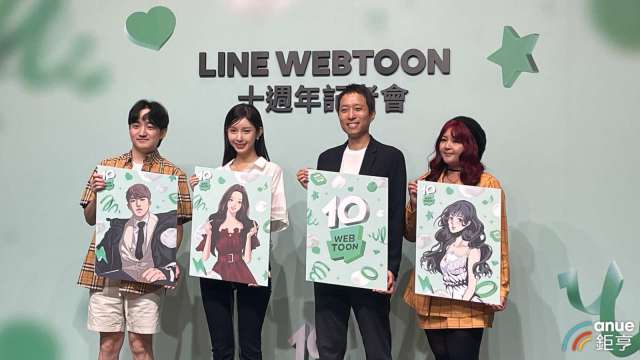 LINE WEBTOON十週年記者會邀請人氣漫畫作家站台，右二為LINE WEBTOON台灣事業部總經理崔準榮。(鉅亨網記者劉玟妤攝)