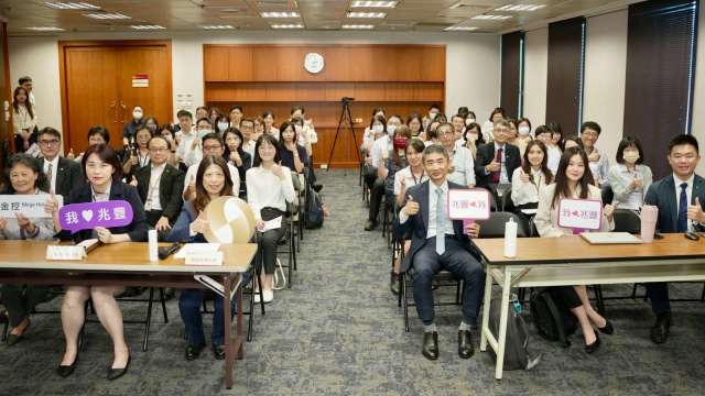 兆豐金控舉辦集團ESG宣導會，總經理蕭玉美（左三）、副總經理丁涵茵（左二）與集團同仁共同參與。(圖：兆豐金提供)