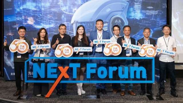 鴻海研究院舉辦「AI NExT Forum」，邀請多位國內外重量級專家學者齊聚一堂合影。(圖：鴻海研究院提供)