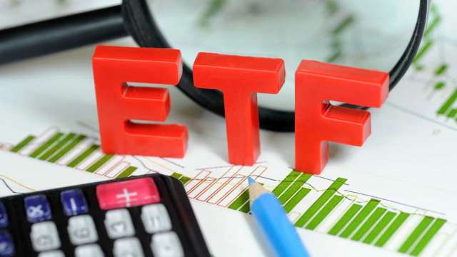 台股 ETF 投資人越跌越買，總受益人數已突破 900 萬大關。(圖:shutterstock)