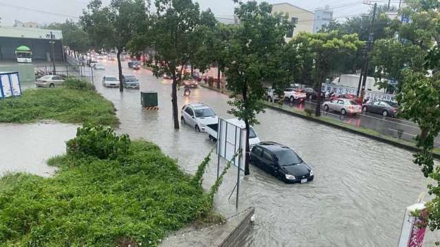 台灣今年第一個登陸颱風凱米帶來豪大雨，造成全台多處傳出淹水、愛車泡水等災情。(圖:台中市政府提供)