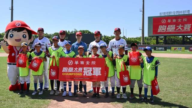 113年全國社區學生棒球大賽開幕，華南金控處長陳伯壎(後排中)與U10組跑壘大賽參賽者合影。（圖：華南金提供）