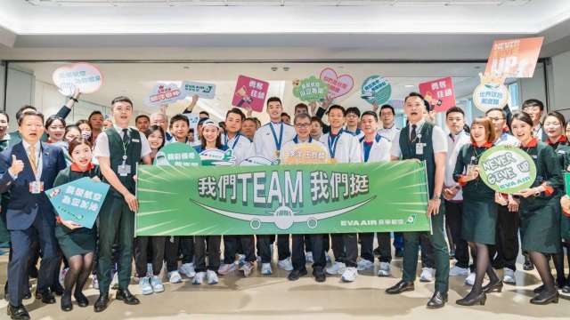 長榮航高舉「我們TEAM 我們挺」，歡迎奧運選手回台。(圖：長榮航提供)