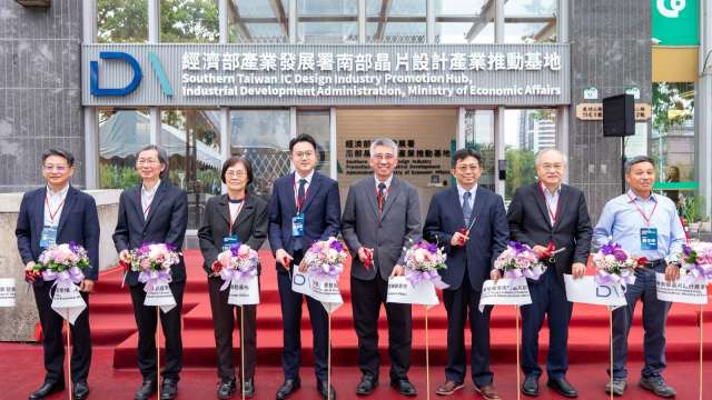 南部晶片設計產業推動基地今揭牌啟用，由產發署電資組陳國軒組長(右4)、高雄經發局廖泰翔局長(左4)、中山大學李志鵬校長(右3)等參加。(圖：產發署提供)