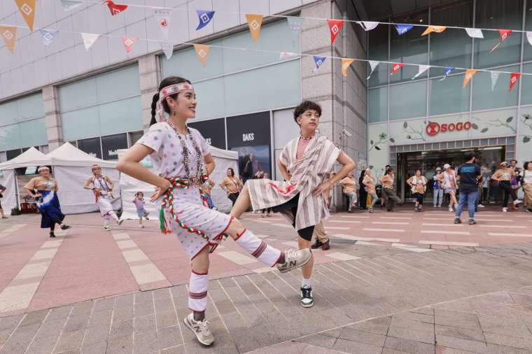 在「感恩頌」的悠揚歌聲中，所有人手拉著手起舞，並高喊「秀林鄉加油！」為這場充滿太魯閣族風情的文創市集，揭開序幕。(圖：亞泥提供)