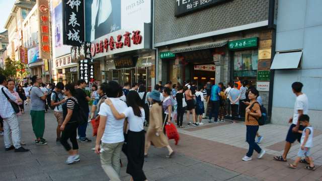 「供強需弱」明顯！陸總理李強時隔5個月再開會強調提振消費（圖：Shutterstock）