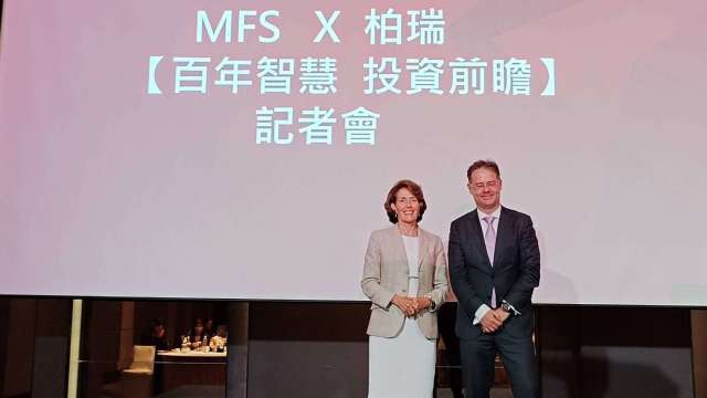 MFS 全盛投資總裁暨全球通路主管Carol Geremia（左）、MFS 全盛固定收益策略分析團隊董事總經理Benoit Anne（右）來台。（鉅亨網記者張韶雯攝）