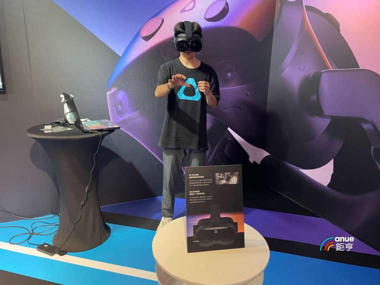 HTC推出全新VR頭盔Vive Focus Vision 鎖定遊戲、企業雙市場帶動營運。(鉅亨網記者吳承諦攝)