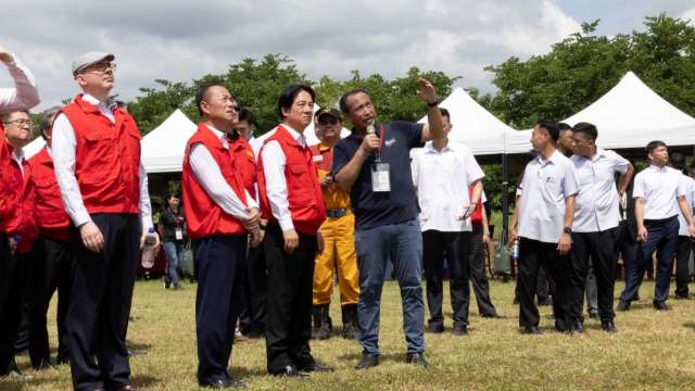 總統賴清德視察國家防災日演練，雷虎展演第二代救災通訊無人機空中基地台。(圖：雷虎提供)