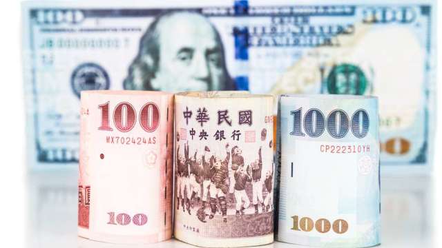 〈台幣〉資金簇擁股匯雙漲 強升逾1角收31.84元登1個月新高。(圖：shutterstock)