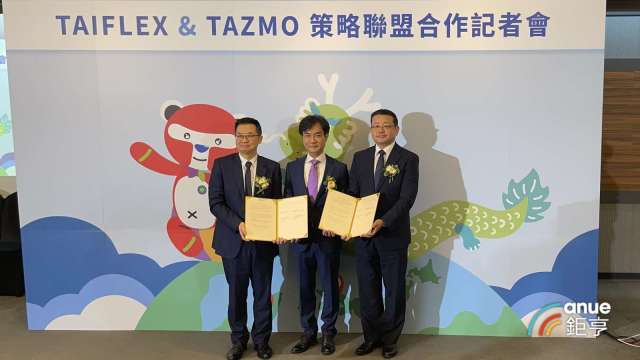 台虹與TAZMO今簽署合作備忘錄，中爲資策董事長黃仲銘，右爲TAZMO 佐藤泰之社長，左爲台虹董事長孫達汶。(鉅亨網記者張欽發攝)