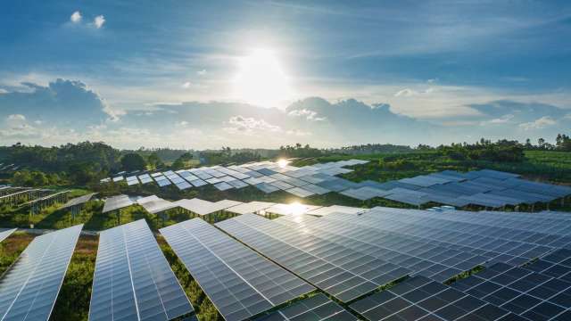 太陽能將成主流！IEA：2030年將佔全球再生能源發電量八成(圖:Shutterstock)