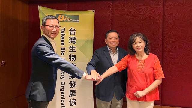 台灣生技發展協會新任理事長劉理成(中)、副理事長蔡政憲(左)及馬海怡。(圖：台灣生技產業發展協會提供)