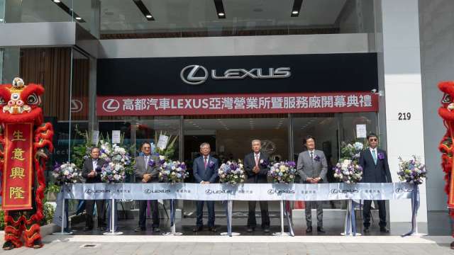 LEXUS插旗高雄亞灣。(圖：和泰車提供)