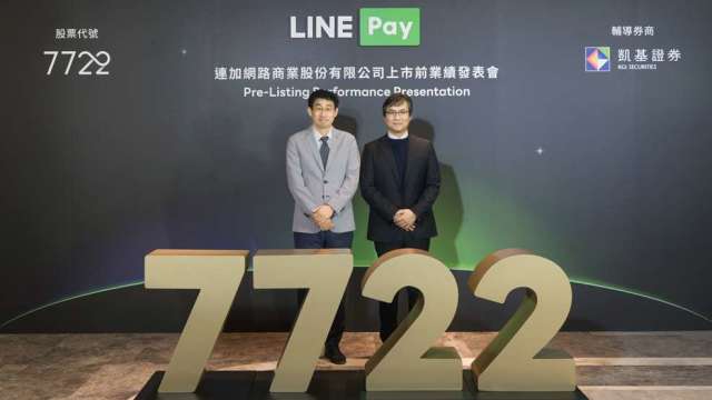 LY Corporation CPO 慎重熩(Jungho Shin)(左) 來台出席出LINE Pay上市前業績發表會，右為LINE Pay董事長丁雄注。(圖：LINE Pay提供)