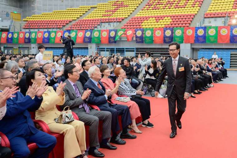 富邦集團董事長蔡明忠今(15)日獲臺灣大學頒發名譽法學博士學位，台積電創辦人張忠謀、廣達董事長林百里及富邦集團總裁夫人蔡楊湘薰、富邦金控董事長蔡明興等家族成員齊聚出席觀禮祝賀。