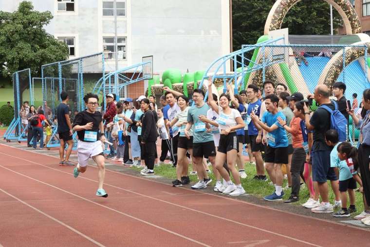 南山人壽積極把健康意識帶給每一位同仁及業務夥伴，家庭日舉辦運動競賽，邀請南山人響應健康生活。