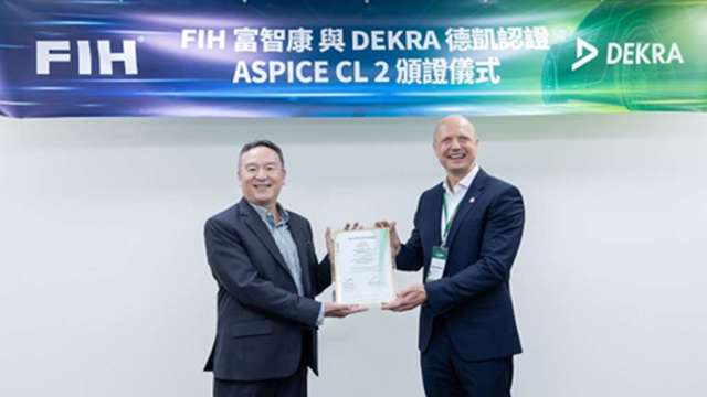 DEKRA德凱集團執行長Stan Zurkiewicz (右)頒發DEKRA德凱ASPICE CL2認證證書予 FIH副總經理郭文義博士(左)。(圖：富智康提供)