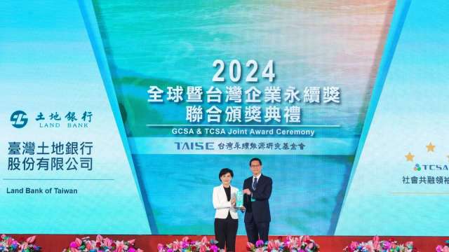 土銀榮獲2024 TCSA台灣企業永續獎之社會共融領袖獎，由行政院副院長鄭麗君(左)頒獎，土銀副總經理陳昭輔(右)代表受獎。（圖：土銀提供）