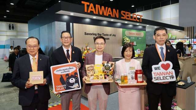 泰國臺灣形象展「TAIWAN SELECT」品牌專區，左三為外貿協會董事長黃志芳。（圖：經濟部提供）