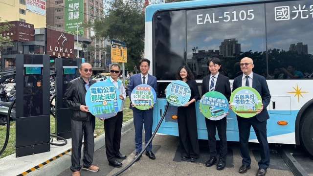 遠傳協助新竹市打造電動公車公共充電樁，提供綠色公車路線。(圖：遠傳提供)