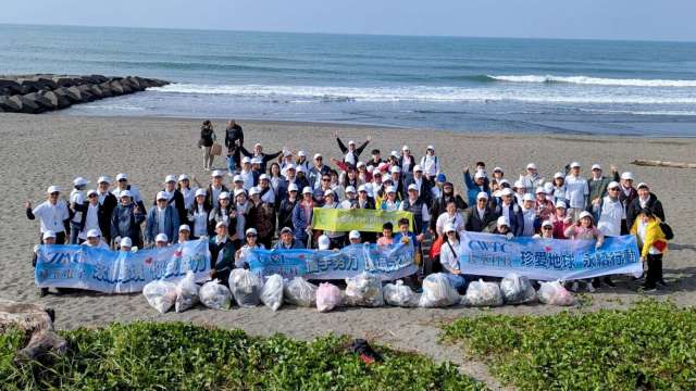 長華集團相揪高雄蚵仔寮海岸 逾90位員工參與淨灘。(圖：業者提供)