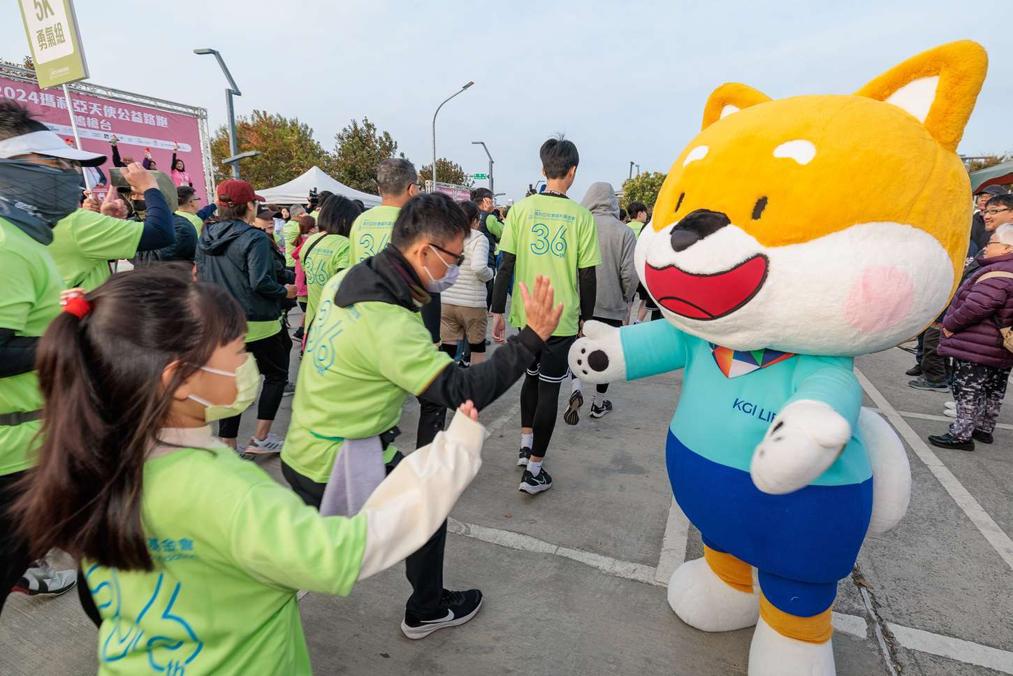 凱基阿福在起跑點為參賽跑者加油打氣，鼓勵大家堅持不放棄，一起用愛跑出幸福人生。(圖／凱壽提供)