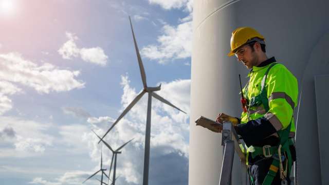 東北季風拖累森崴能源台電二期進度，股價臉綠。(圖：shutterstock)